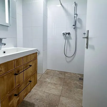 דירה Chic Alpine Elegance: Designer Retreat In *