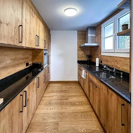 Chic Alpine Elegance: Designer Retreat In * סמדן