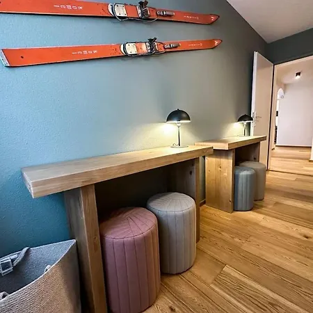 Chic Alpine Elegance: Designer Retreat In דירה *