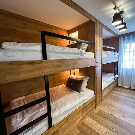 דירה Chic Alpine Elegance: Designer Retreat In