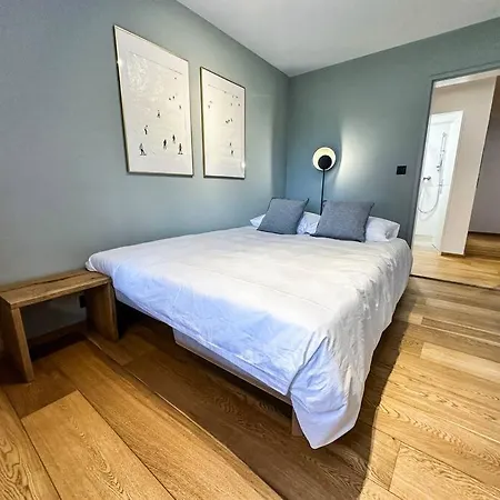 아파트 Chic Alpine Elegance: Designer Retreat In 자메단