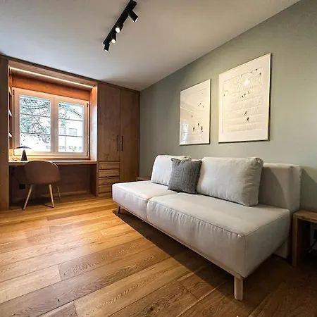 아파트 Chic Alpine Elegance: Designer Retreat In *