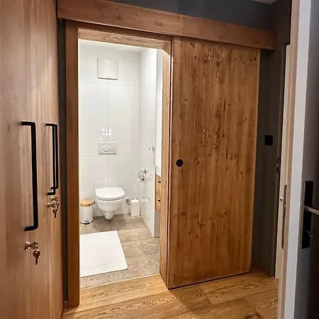 아파트 Chic Alpine Elegance: Designer Retreat In 자메단