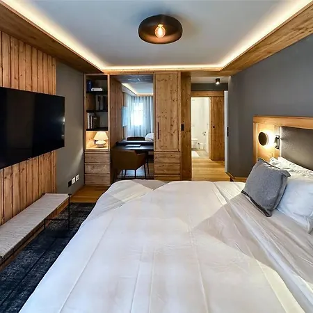 아파트 Chic Alpine Elegance: Designer Retreat In