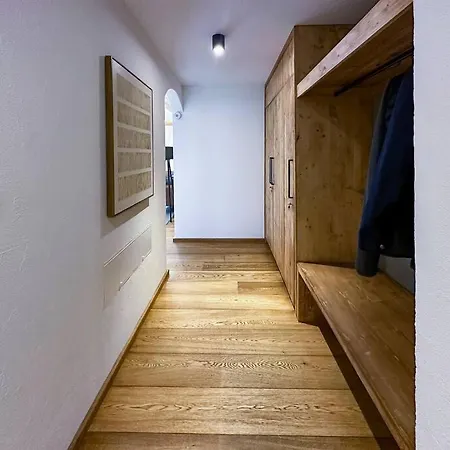 Chic Alpine Elegance: Designer Retreat In 아파트