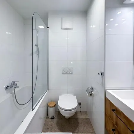 Chic Alpine Elegance: Designer Retreat In 아파트 *