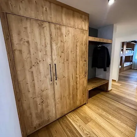 아파트 Chic Alpine Elegance: Designer Retreat In 자메단