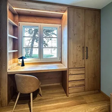 아파트 Chic Alpine Elegance: Designer Retreat In