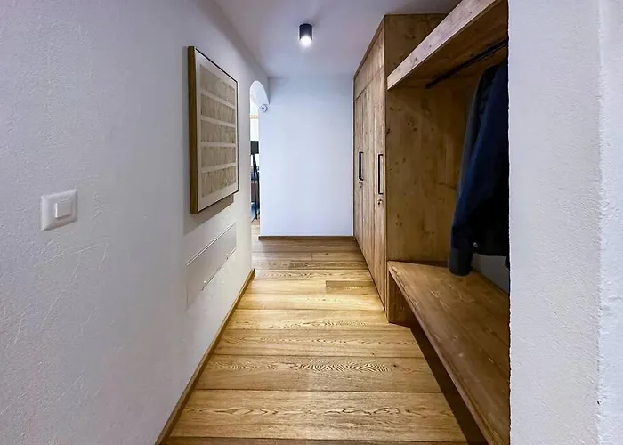 Chic Alpine Elegance: Designer Retreat In Lägenhet